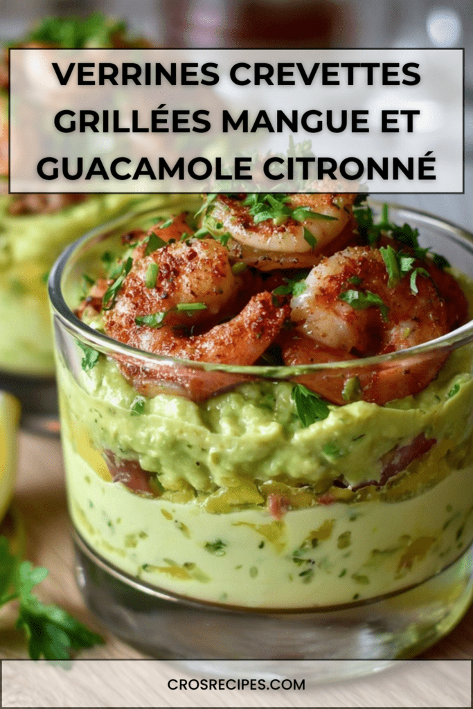 Verrines crevettes grillées, mangue fraîche et guacamole citronné, superposées en couches colorées et servies bien fraîches