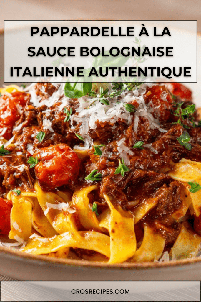 Pappardelle fraîches nappées d’une sauce bolognaise italienne épaisse au bœuf effiloché, tomates et herbes, servies avec parmesan.