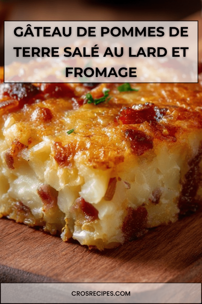 Gâteau salé de pommes de terre aux lardons fumés et fromage fondu, doré au four, servi en parts épaisses avec salade verte.