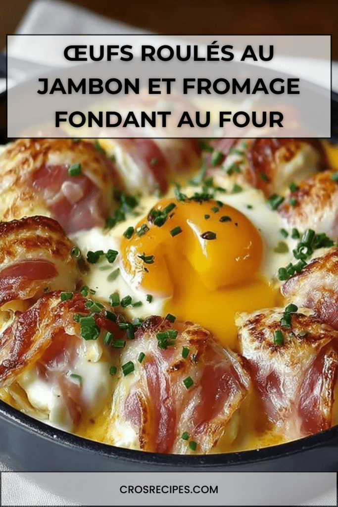 Œufs roulés au jambon nappés de crème et fromage fondant gratiné au four, servis bien chauds avec herbes fraîches ciselées.