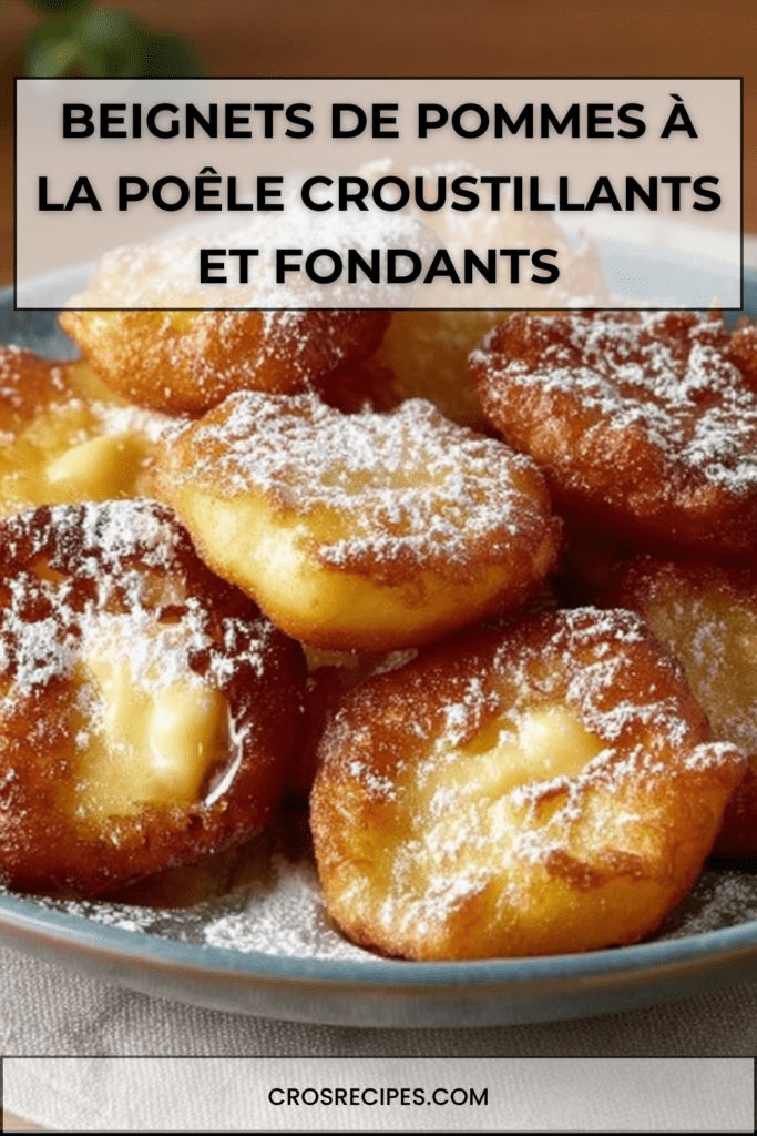 Beignets de pommes dorés à la poêle, saupoudrés de sucre glace, servis chauds sur une assiette, texture croustillante et cœur fondant.