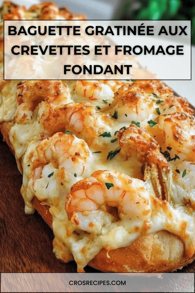 Baguette gratinée coupée en deux, garnie de crevettes, sauce crémeuse à l’ail et fromage fondu doré, parsemée d’herbes fraîches.