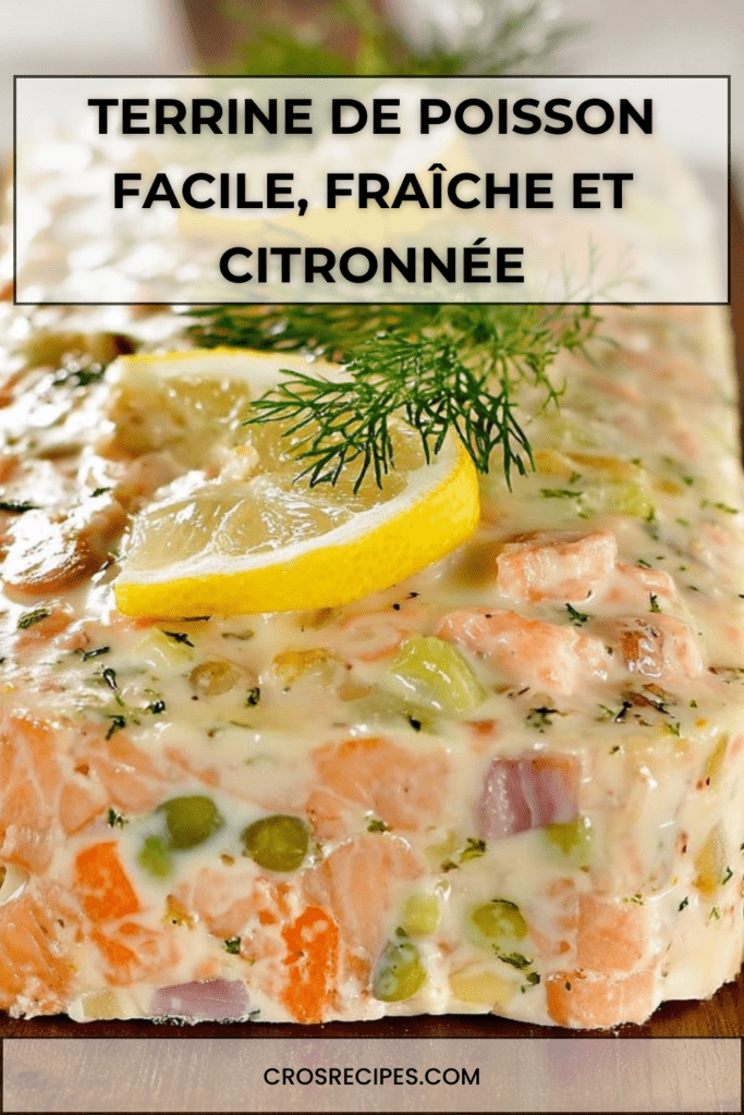 Terrine de poisson froide tranchée, texture fondante aux légumes, décorée d’aneth frais et de rondelles de citron, servie bien fraîche.