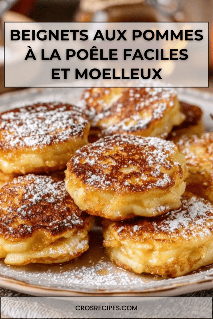 Beignets aux pommes dorés à la poêle, saupoudrés de sucre glace, servis chauds avec miel ou sirop d’érable.