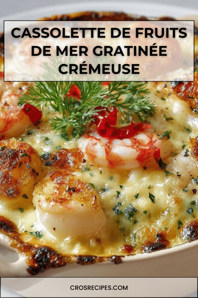 Cassolette individuelle de fruits de mer gratinée au four, sauce crémeuse et fromage doré sur le dessus, décorée d’herbes fraîches.