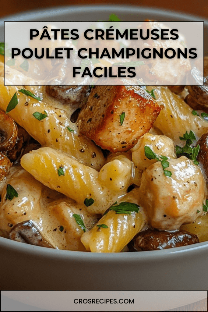 Assiette de pâtes crémeuses courtes au poulet et champignons nappées de sauce crémeuse, parsemées de parmesan et persil frais.