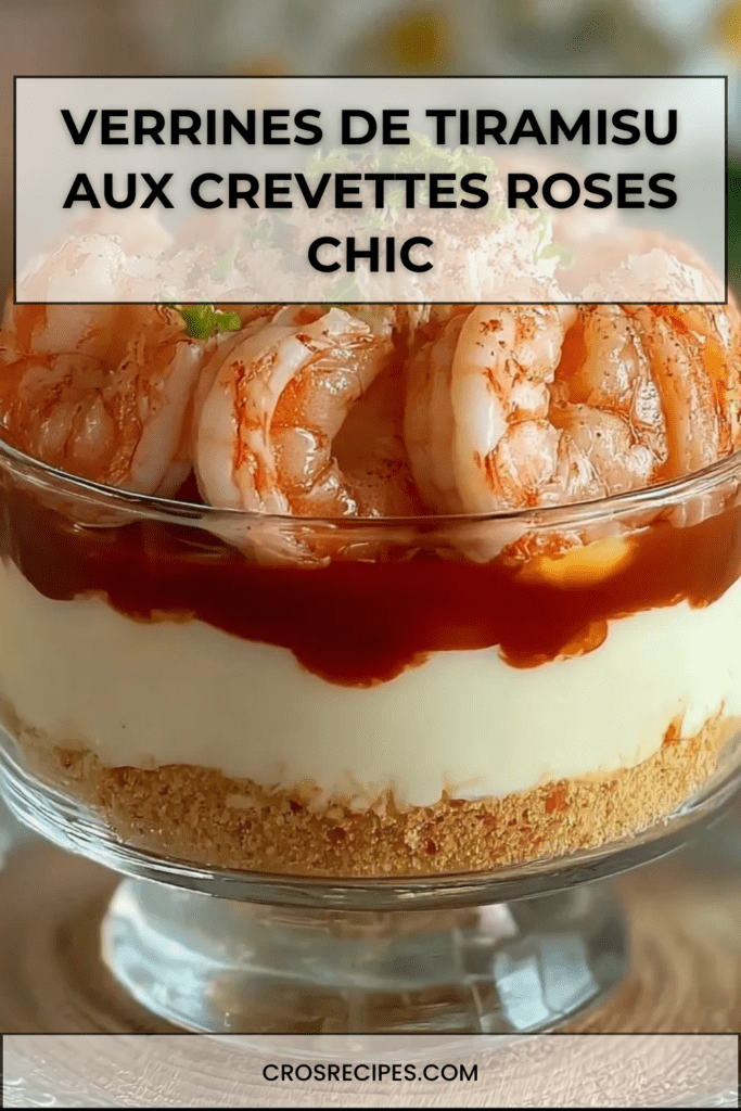 Verrines de tiramisu salé aux crevettes roses présentées en verres transparents, avec base croustillante de biscuits salés, crème onctueuse au fromage frais, fine couche de sauce tomate relevée et crevettes décorées de ciboulette.