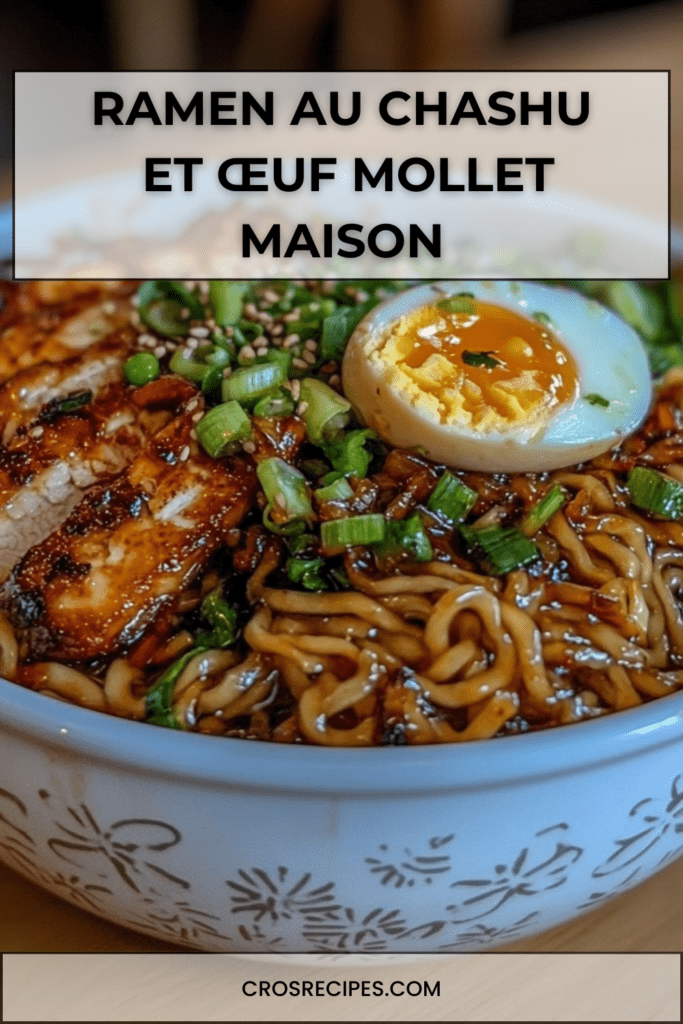 Bol de ramen au chashu avec bouillon shoyu foncé, nouilles ramen fraîches, tranches de poitrine de porc braisée caramélisée, œuf mollet coupé en deux, oignons verts et graines de sésame.