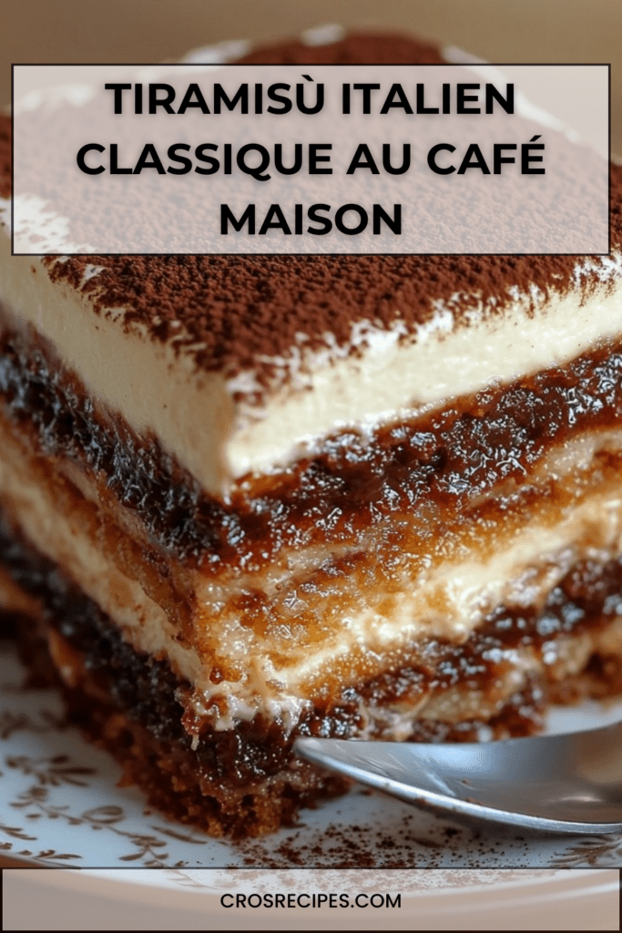 Tiramisù italien classique en plat rectangulaire transparent, couches visibles de boudoirs imbibés de café et crème mascarpone, généreusement saupoudré de cacao amer.