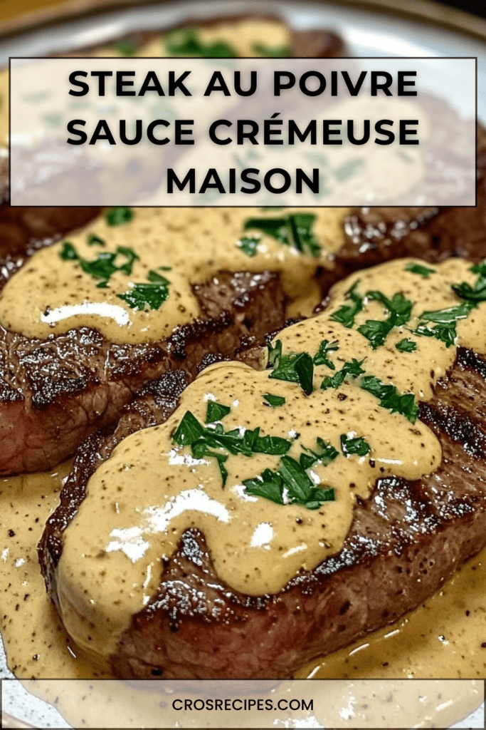 Steak au poivre de bœuf épais enrobé de poivre concassé, nappé de sauce crémeuse au poivre dans une poêle en fonte, servi chaud avec persil frais.