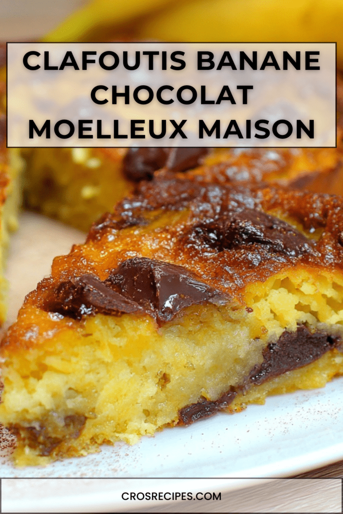 Clafoutis banane chocolat maison dans un moule beurré, bananes en rondelles et morceaux de chocolat noir fondants, surface dorée et légèrement gonflée à la sortie du four.