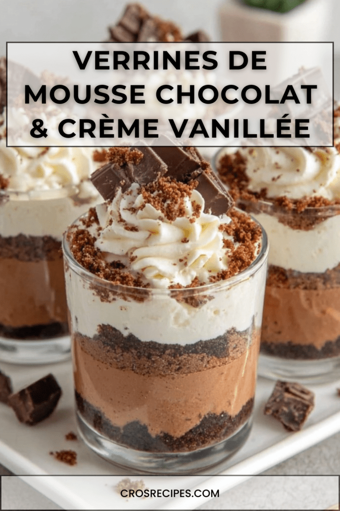 Verrines en verre garnies de mousse au chocolat noir onctueuse, couche de biscuits chocolat émiettés, chantilly vanillée pochée en spirale et saupoudrée de cacao.