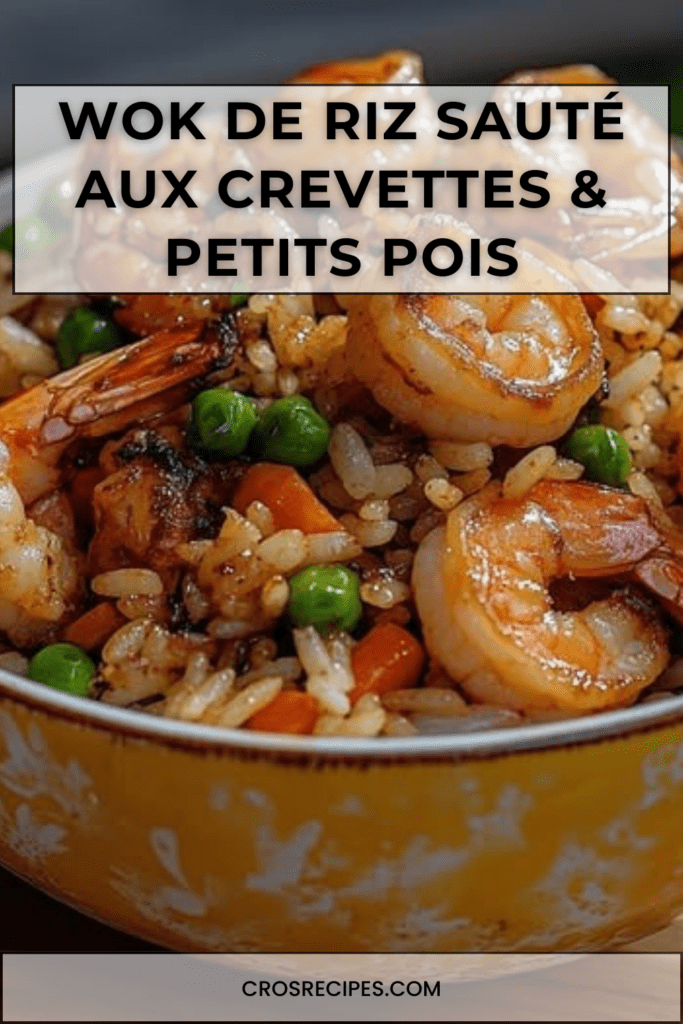 Wok de riz sauté aux crevettes roses, petits pois verts, dés de carotte, œufs brouillés et sauce soja brillante, servi chaud avec oignon nouveau émincé.
