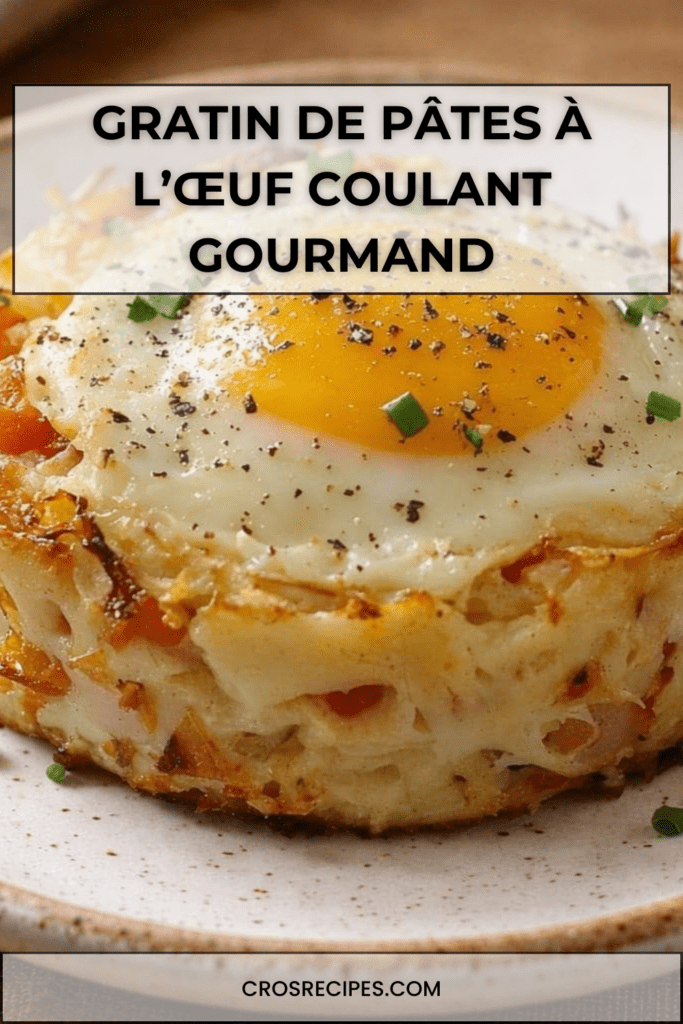 Gratin de pâtes crémeuses légèrement dorées sur les bords, avec un œuf au jaune coulant au centre, parsemé de ciboulette fraîche dans un ramequin en céramique.