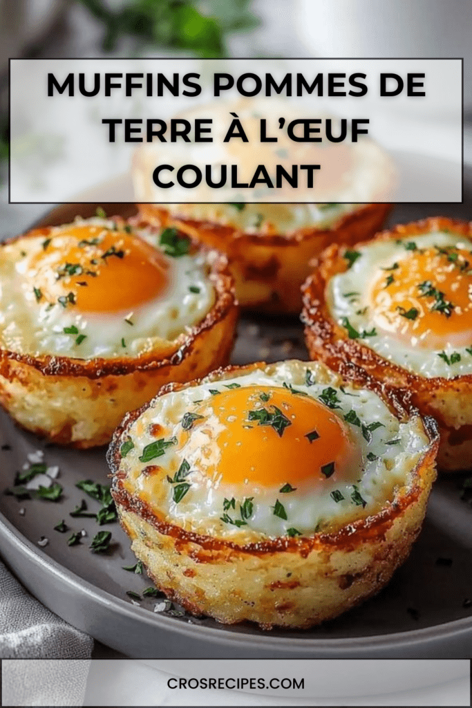 Muffins de pommes de terre dorés et croustillants formant des nids, garnis d’un œuf au jaune coulant au centre, parsemés de persil frais dans un moule à muffins.