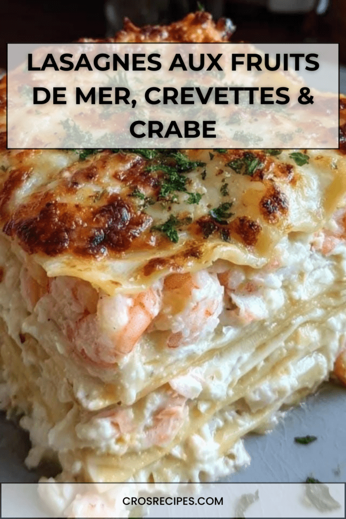 Plat de lasagnes aux fruits de mer gratinées, couches visibles de pâtes fondantes, crème onctueuse, crevettes et chair de crabe sous une croûte dorée de mozzarella et parmesan.