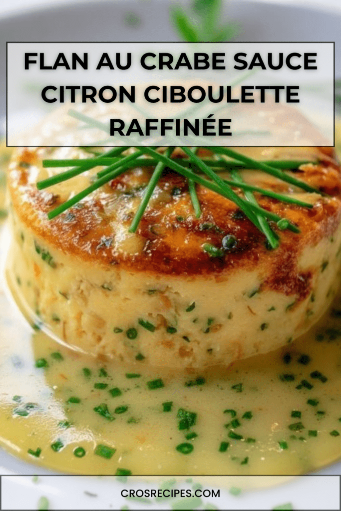 Flan au crabe individuel démoulé sur assiette blanche, nappé de sauce à la ciboulette et zeste de citron, texture fondante et présentation élégante