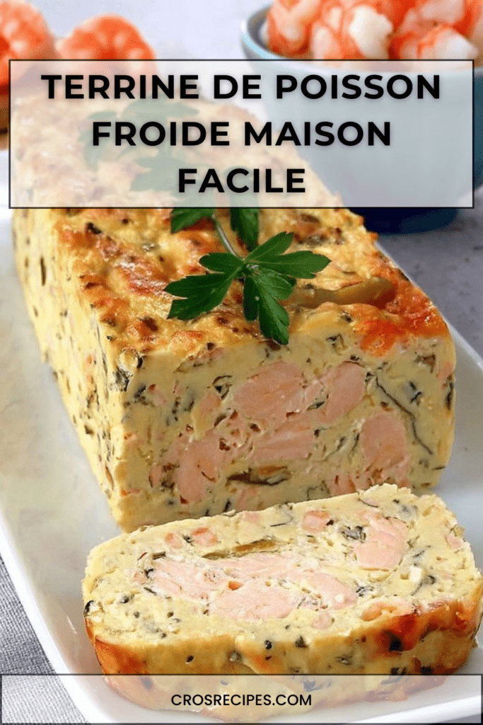 Tranches de terrine de poisson froide maison au saumon et cabillaud, servies avec sauce citronnée et herbes fraîches