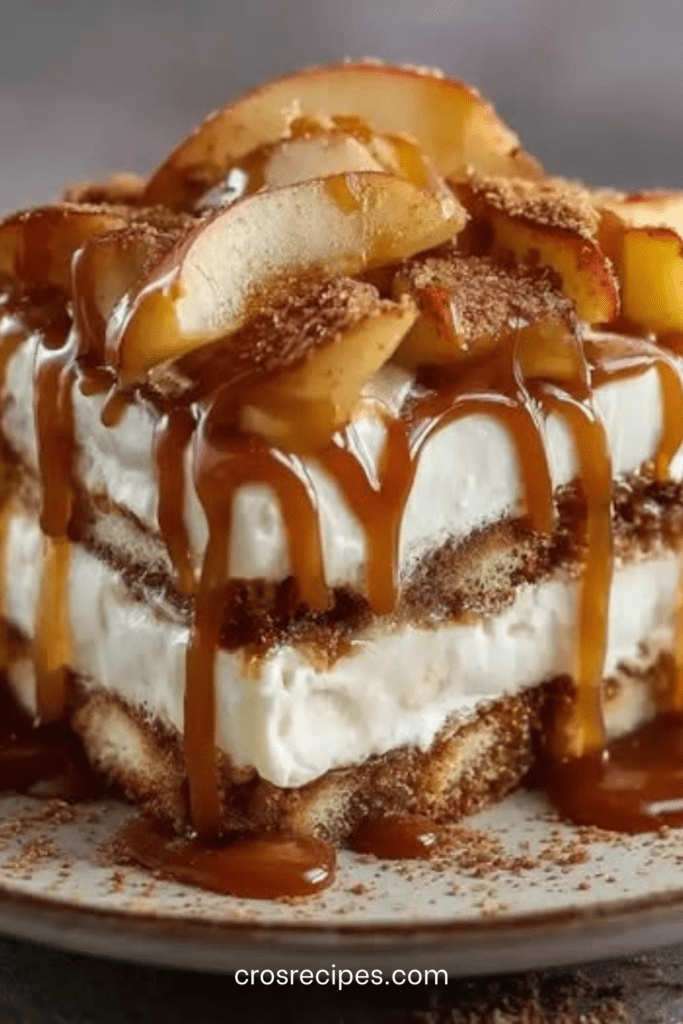 Tiramisu caramel beurre salé aux pommes poêlées, couches visibles de biscuits imbibés, crème mascarpone onctueuse et filet de caramel brillant sur le dessus