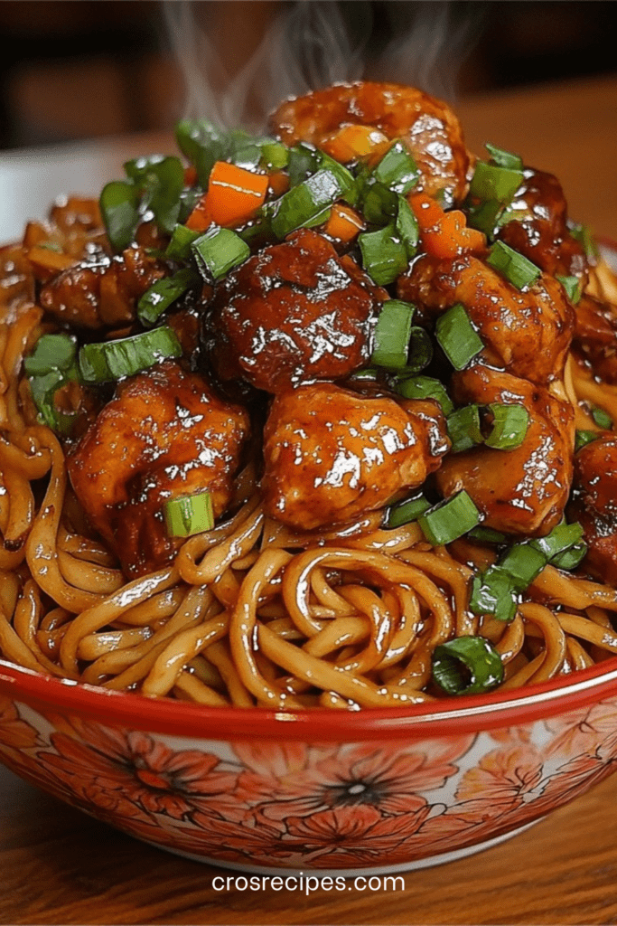 Nouilles sautées au wok avec boulettes de poulet caramélisées, sauce soja brillante, oignons verts frais et légumes croquants