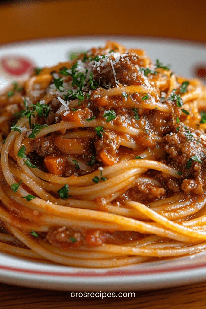 Spaghetti bolognaise maison avec sauce tomate épaisse au bœuf haché, légumes fondants, persil frais et parmesan râpé servis dans une assiette creuse