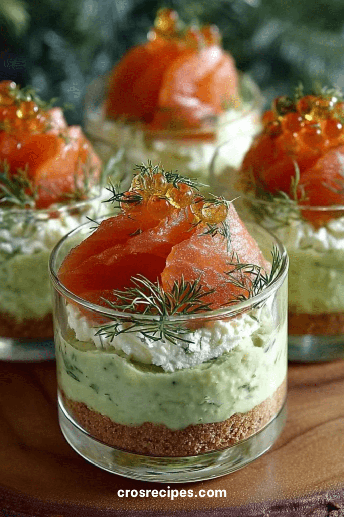 Verrines avocat et saumon fumé en couches, crème d’avocat onctueuse, fromage frais et saumon fumé, décorées d’aneth et d’œufs de saumon.