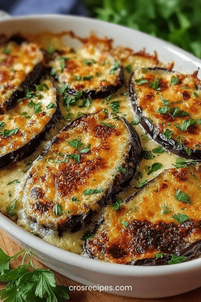 Plat des aubergines gratinées au four, rondelles dorées nappées de fromage fondu et légèrement croustillant sur le dessus.