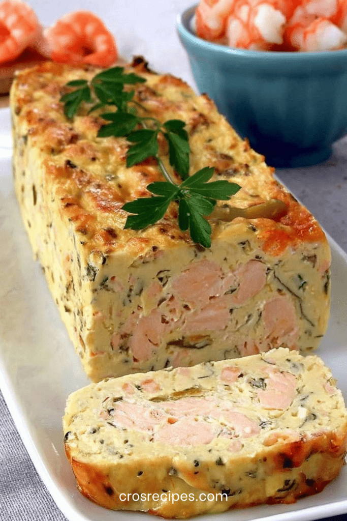 Tranches de terrine de poisson froide maison au saumon et cabillaud, servies avec sauce citronnée et herbes fraîches