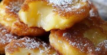 Beignets de pommes dorés à la poêle sans friture, servis chauds sur une assiette blanche avec sucre glace, texture moelleuse et pommes fondantes visibles