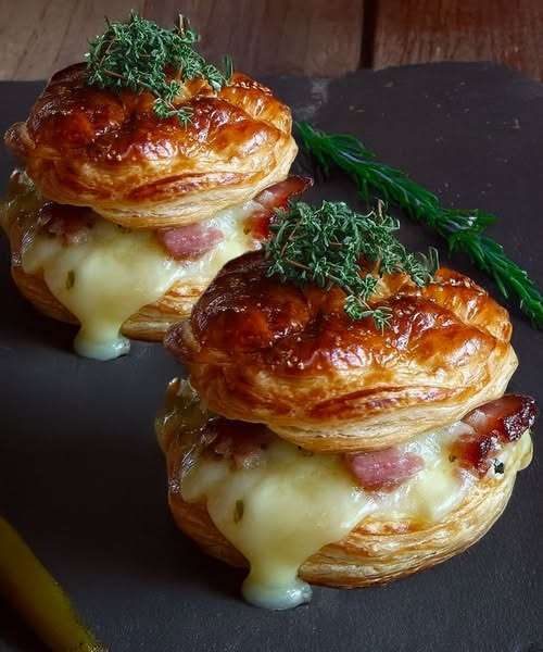 Vol-au-vent savoyard garni de reblochon fondu, lardons dorés et oignons fondants, pâte feuilletée croustillante, servi chaud et gratiné