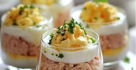 Verrines de thon aux œufs mimosa avec couches visibles de thon crémeux, blancs d’œufs hachés et jaunes émiettés, décorées de ciboulette fraîche