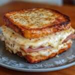 Croque-monsieur gratiné au fromage fondant avec pain doré et croustillant, fromage filant visible à la découpe, servi chaud avec surface bien gratinée
