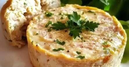 Flan au thon express dorés au four, texture moelleuse et fondante, servis chauds avec salade verte et herbes fraîches en décoration