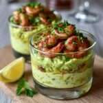 Verrines crevettes grillées, mangue fraîche et guacamole citronné, superposées en couches colorées et servies bien fraîches