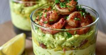 Verrines crevettes grillées, mangue fraîche et guacamole citronné, superposées en couches colorées et servies bien fraîches