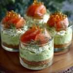 Verrines avocat et saumon fumé en couches, crème d’avocat onctueuse, fromage frais et saumon fumé, décorées d’aneth et d’œufs de saumon.