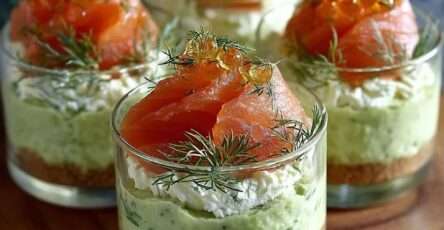 Verrines avocat et saumon fumé en couches, crème d’avocat onctueuse, fromage frais et saumon fumé, décorées d’aneth et d’œufs de saumon.