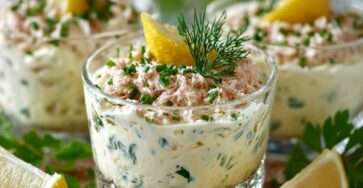 Verrines de crème minute au thon crémeuse garnies d’aneth frais et zeste de citron, servies bien fraîches pour l’apéritif.