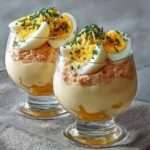 Verrines thon et œufs mimosa en couches, garnies de ciboulette fraîche et pointe de mayonnaise crémeuse.