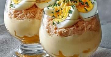 Verrines thon et œufs mimosa en couches, garnies de ciboulette fraîche et pointe de mayonnaise crémeuse.