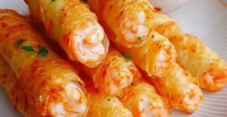Cigares croustillants aux crevettes dorés au four, servis avec sauce au yaourt citronnée et ciboulette fraîche