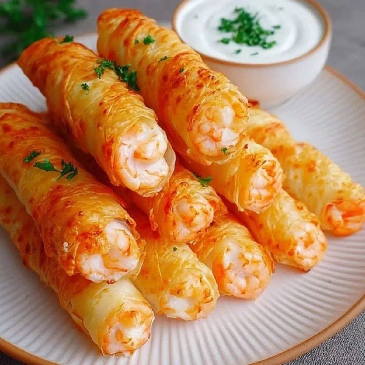 Cigares croustillants aux crevettes dorés au four, servis avec sauce au yaourt citronnée et ciboulette fraîche