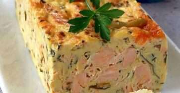 Tranches de terrine de poisson froide maison au saumon et cabillaud, servies avec sauce citronnée et herbes fraîches