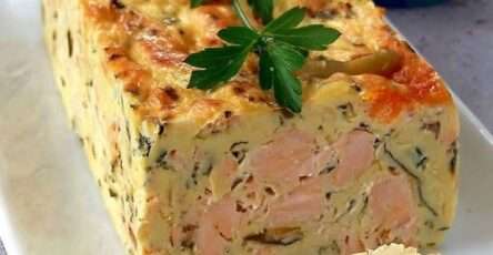 Tranches de terrine de poisson froide maison au saumon et cabillaud, servies avec sauce citronnée et herbes fraîches