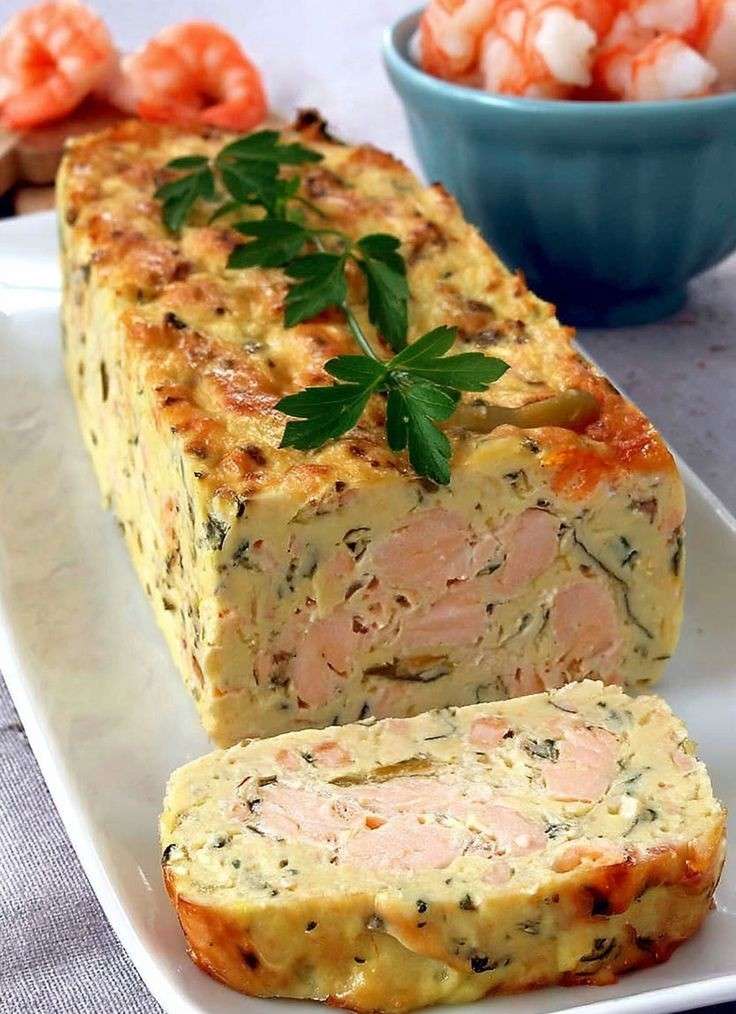 Tranches de terrine de poisson froide maison au saumon et cabillaud, servies avec sauce citronnée et herbes fraîches