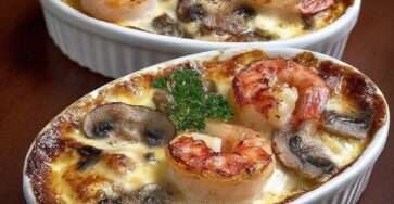 Gratin crémeux aux crevettes et champignons doré au four, fromage fondu et légèrement gratiné en surface, servi en ramequin individuel