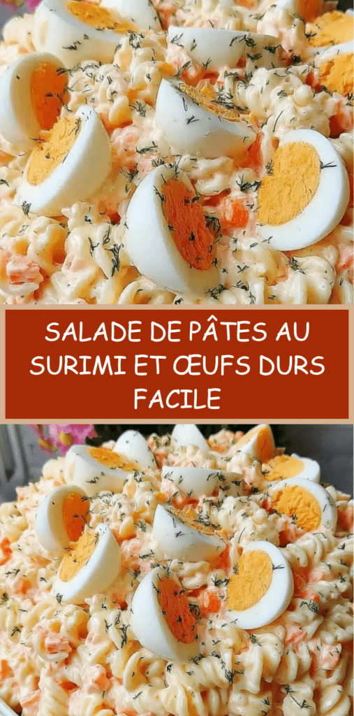 Grand saladier de salade de pâtes au surimi avec œufs durs, carottes, maïs, herbes fraîches et sauce crémeuse citronnée