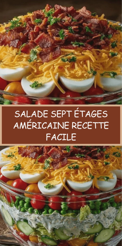 Grande salade sept étages américaine dans un saladier transparent avec couches de laitue, légumes, œufs, cheddar et bacon croustillant.