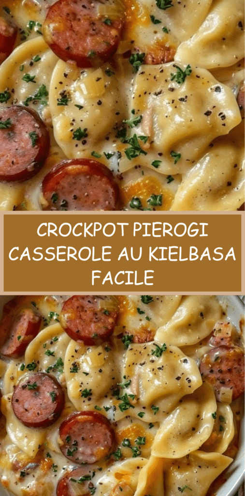 Crockpot Pierogi Casserole avec kielbasa fumée, pierogi fondants, sauce crémeuse au cheddar, oignons dorés et persil frais dans une mijoteuse