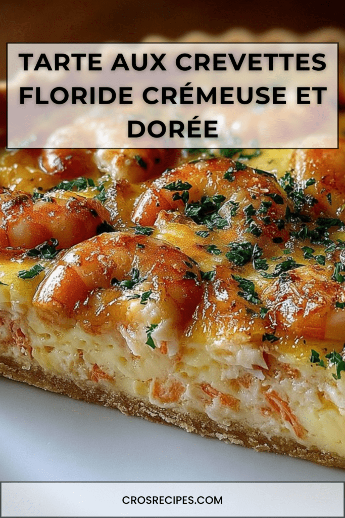 Tarte aux crevettes dorées, crème et fromage, cuite au four dans un moule à tarte, parsemée de persil frais, servie en parts.